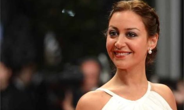 Menna Shalaby libérée après avoir été condamnée à une amende de 50 000 LE