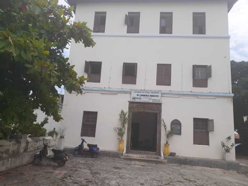 Une ferme commerciale d'Oman et un accord d'encre de chambre de Zanzibar pour partager leur expérience