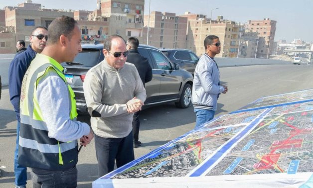 Le président Sissi inspecte des projets routiers dans le gouvernorat de Gizeh