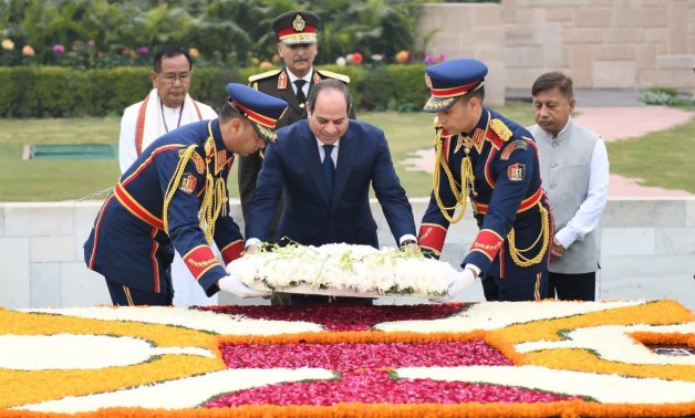Le président égyptien dépose une gerbe sur la tombe du Mahatma Ghandi