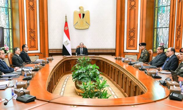 Le président Sissi ordonne de soutenir la communauté du Sinaï et d'étendre le développement urbain