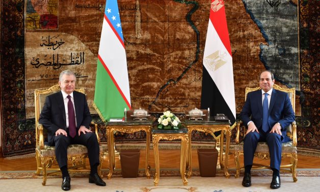 Le président égyptien et son homologue ouzbek s'entretiennent au Caire