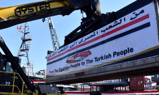 L'Égypte envoie un navire chargé de centaines de tonnes de matériel de secours à Tukey, en Syrie