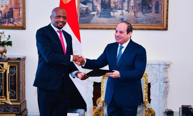 Le président Sissi reçoit un message de son homologue kenyan sur les relations bilatérales