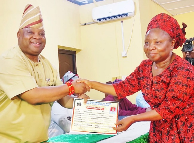 Adeleke présente des certificats obligataires de 1,528 milliard de nairas aux retraités d'Osun
