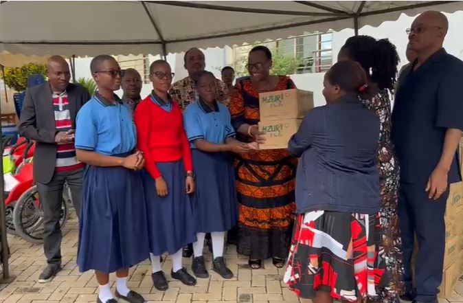 La veuve de Magufuli fait don de serviettes hygiéniques et de vélos à trois écoles