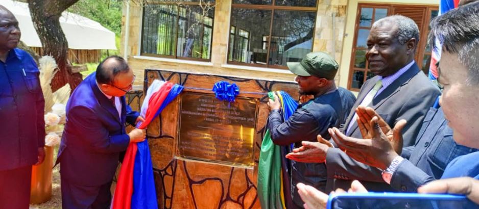 Mchengerwa inaugure le centre d'information du Serengeti