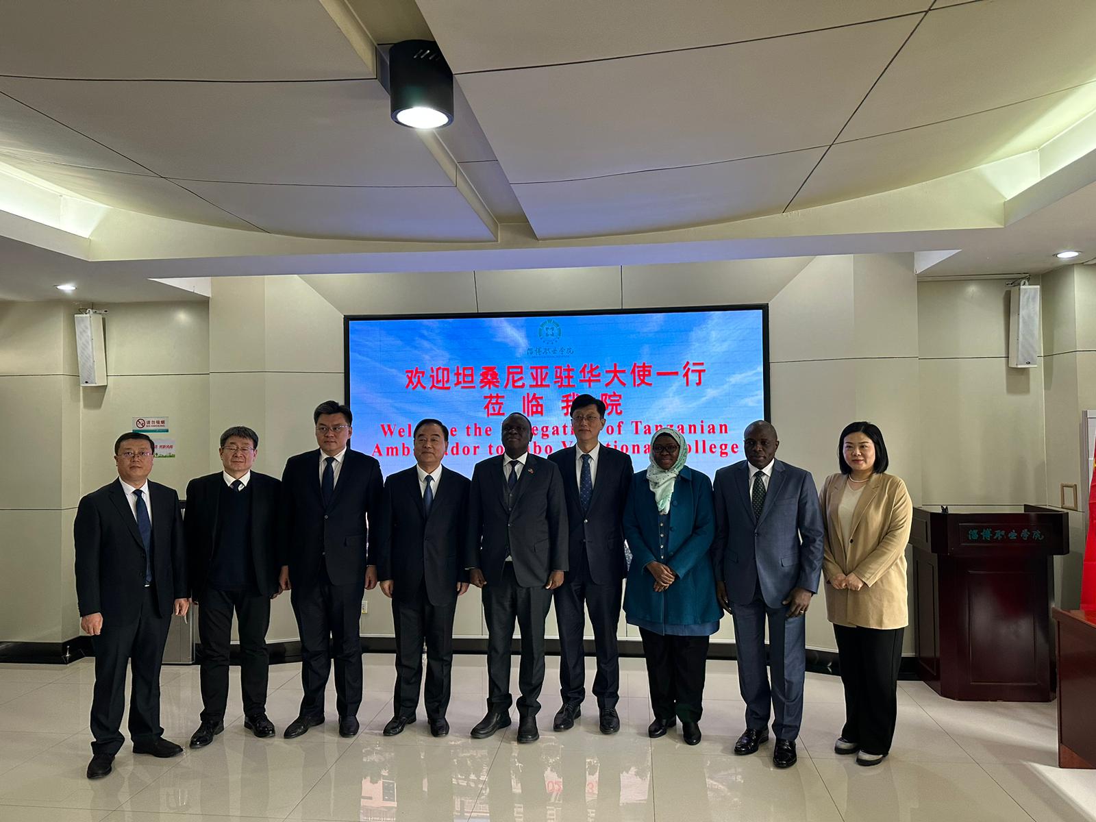 Un collège chinois propose une formation en fabrication intelligente aux étudiants tanzaniens