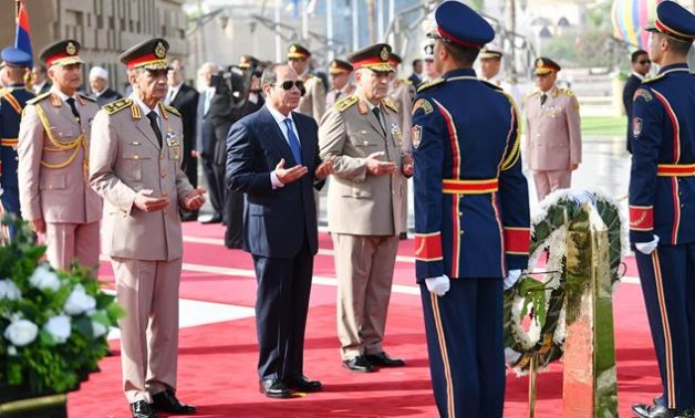 Photos : le président Sissi dépose une gerbe au Mémorial des martyrs des forces armées le jour de la libération du Sinaï