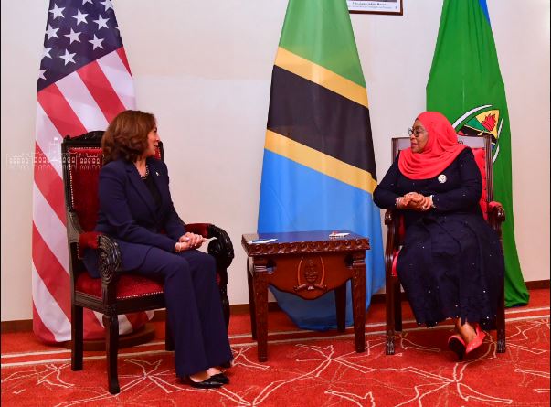 Kamala rencontre Samia et promet 500 millions de dollars de soutien