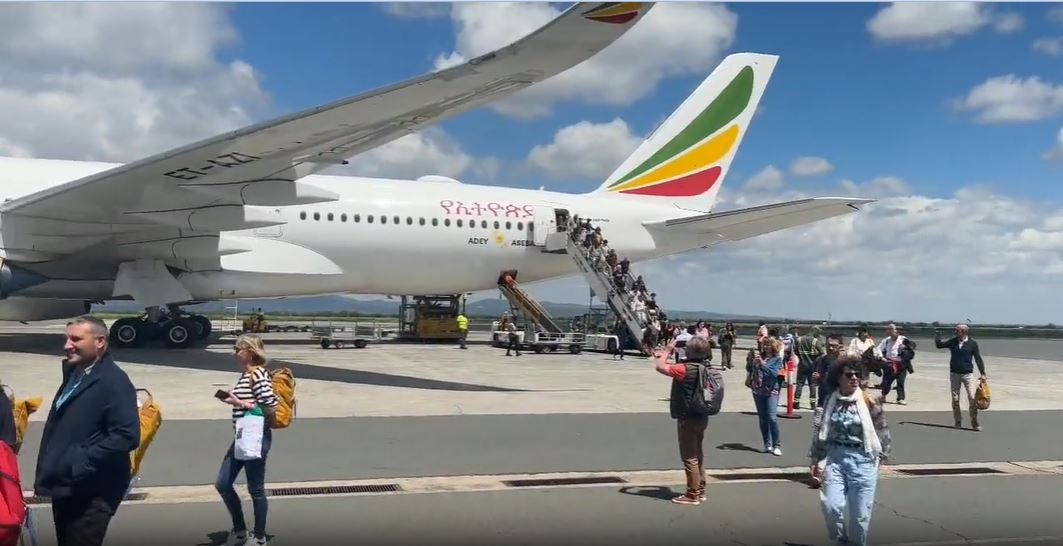 L'effervescence s'empare de l'arrivée des touristes français