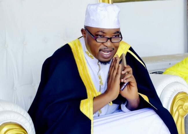 Excitation alors qu'Oluwo distribue des millions de nairas aux fidèles musulmans