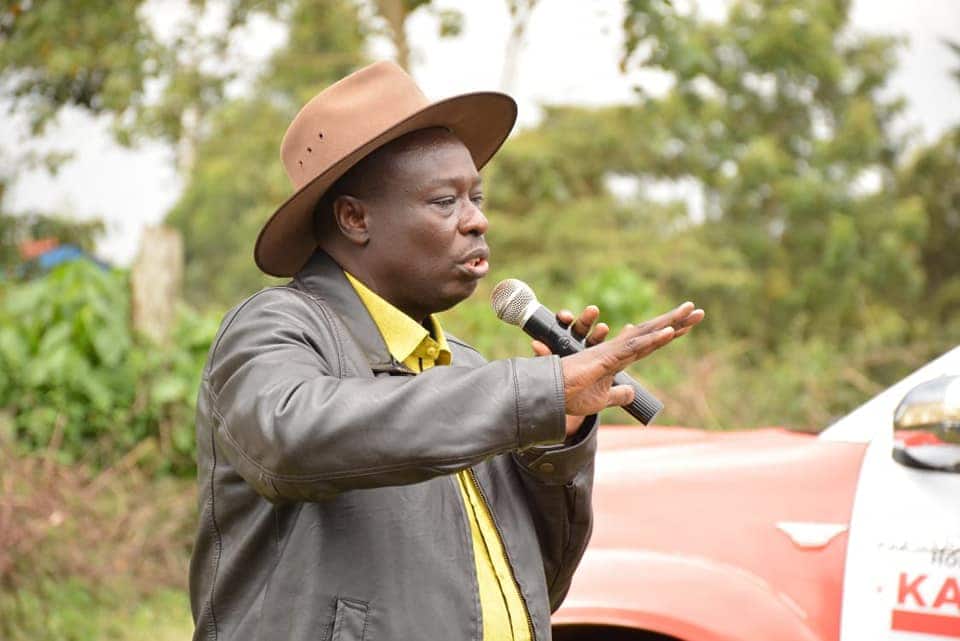 Rigathi Gachagua arrête le chef de Nyeri en train de boire de l'alcool lors de sa visite, exige son arrestation et son renvoi