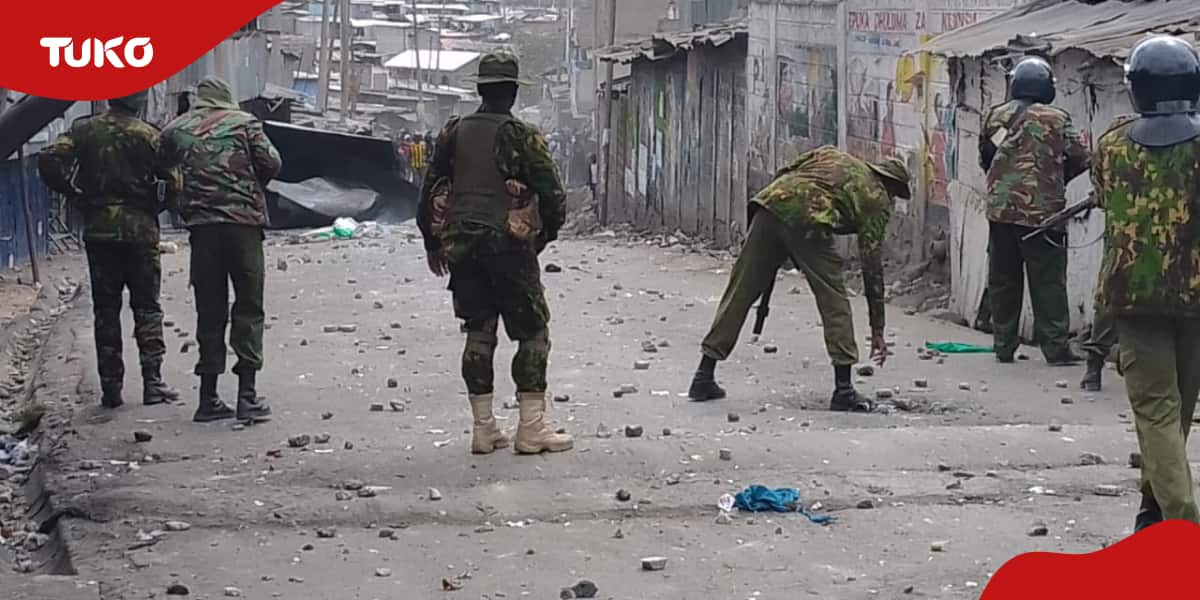 Un policier kenyan arrêté pour s'être joint à des manifestants pour lancer des pierres sur des agents anti-émeutes