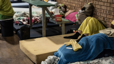 Certains des détenus du centre correctionnel de Kutama-Sinthumule qui a été incendié sont hébergés dans des sections de la prison qui n'ont pas été touchées par l'incendie, mais la majorité a dû être transférée.  Photo: Abigail Javier / Nouvelles des témoins oculaires
