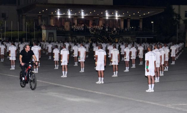 Le gouvernement égyptien s'efforce d'atténuer la crise économique : Sissi à l'Académie militaire