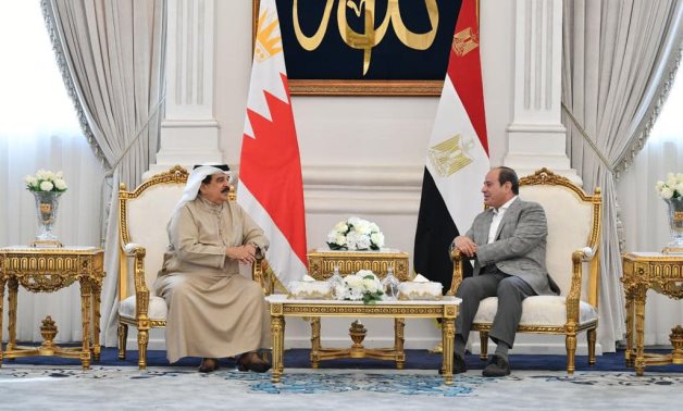 Le président égyptien et le roi de Bahreïn discutent des relations politiques et économiques lors d'une réunion à Alamein