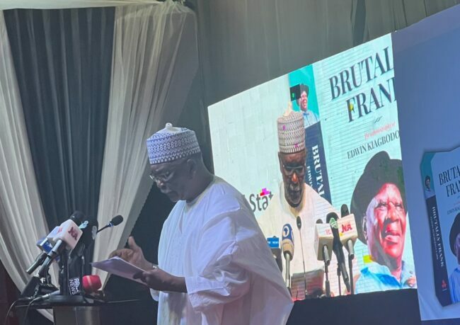 Tinubu, Gowon, Danjuma, Obi et d'autres prennent d'assaut le lancement du livre de Clark