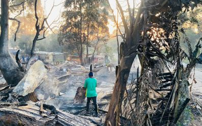 Un mort, 300 évacués alors que l'incendie ravage 70 cabanes à Port Shepstone, KZN