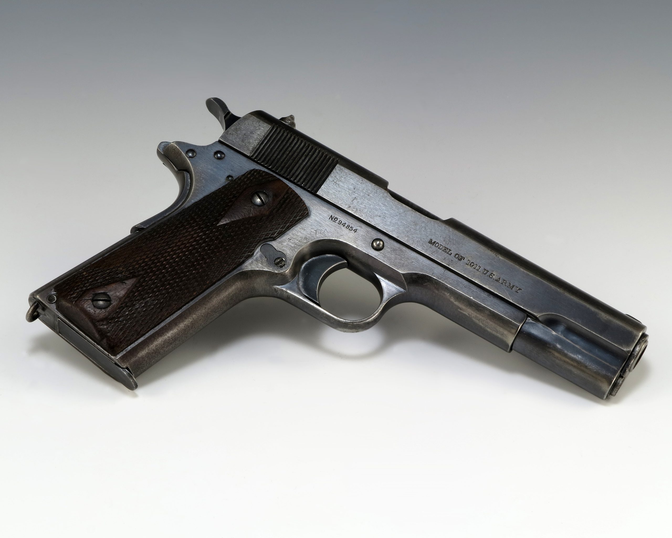 Une femme arrêtée avec une arme artisanale