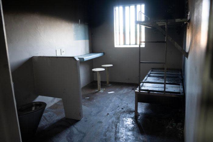 Une cellule de prison au centre correctionnel de Kutama-Sinthumule dans le Limpopo après qu'un incendie s'est déclaré le 7 août 2023. Photo : Abigail Javier/Eyewitness News