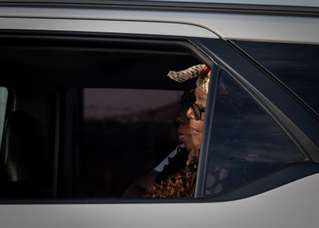La fille du prince Mangosuthu Buthelezi et la dépouille de son père ont été escortées d'une morgue locale à Ulundi jusqu'à sa résidence de KwaPhindangene pour la dernière fois le 15 septembre 2023. Photo : Abigail Javier et Xanderleigh Dookey-Makhaza/Eyewitness News