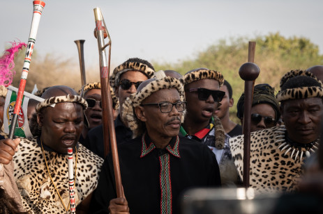 Le fils du prince Mangosuthu Buthelezi, Zuzifa Buthelezi, faisait partie de la délégation qui a récupéré la dépouille du prince Mangosuthu Buthelezi dans une morgue locale à Ulundi et les a escortés jusqu'à son domicile le 15 septembre 2023. Photo : Abigail Javier et Xanderleigh Dookey-Makhaza/Eyewitness News