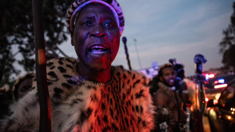 Amabutho en tant que prince Mangosuthu Buthelezi est arrivé pour la dernière fois à son domicile de KwaPhindangene à Ulundi le 15 septembre 2023. Photo : Abigail Javier et Xanderleigh Dookey-Makhaza/Eyewitness News