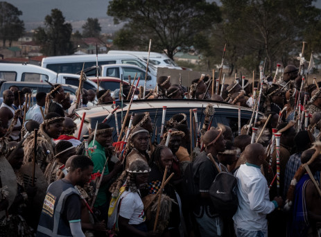 Amabutho a escorté la dépouille de Buthelezi depuis une morgue locale à Ulundi jusqu'à sa résidence de KwaPhindangene le 15 septembre 2023. Photo : Abigail Javier et Xanderleigh Dookey-Makhaza/Eyewitness News
