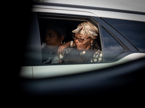 La fille de la princesse Mangosuthu Buthelezi, Phumzile Buthelezi, ainsi que la dépouille de son père, ont été escortées d'une morgue locale à Ulundi jusqu'à son domicile de KwaPhindangene pour la dernière fois le 15 septembre 2023. Photo : Abigail Javier et Xanderleigh Dookey-Makhaza/Eyewitness News
