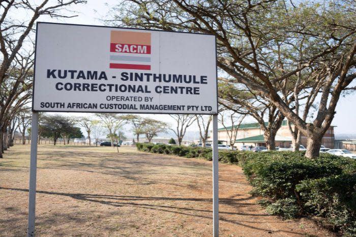 Centre correctionnel Kutama-Sinthumule dans le Limpopo, géré par une société américaine.  Des allégations accablantes, allant du manque de nourriture et de soins médicaux au viol, tourmentent l'établissement depuis des années.  Photo : Abigail Javier/Eyewitness News