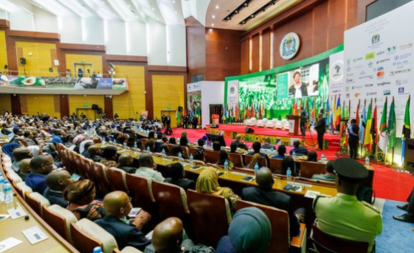 De grands espoirs à la fermeture de l'AGRF