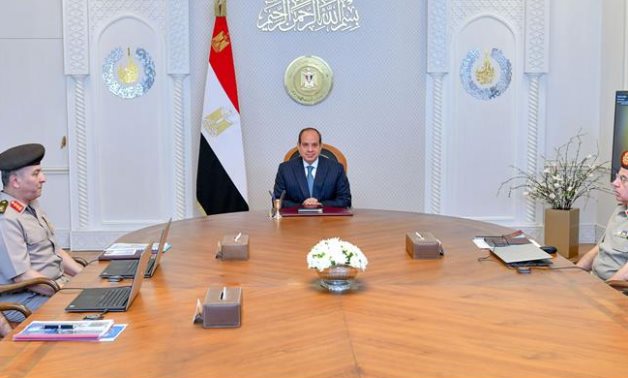 Le président Sissi discute de l'évolution des projets de l'Organisation des projets de service national