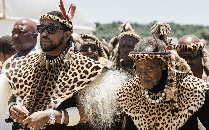 Le roi zoulou peiné par le décès de Buthelezi, l'étape de danse des roseaux de dimanche annulée