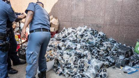 Des membres de la police sud-africaine, dans le cadre du mouvement connu sous le nom d'Opération Shanela, ont confisqué 14 millions de millilitres d'alcool vendu illégalement à Johannesburg et s'en sont débarrassés le 5 octobre 2023. Photo : Katlego Jiyane/Eyewitness News