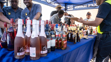 Des membres de la police sud-africaine, dans le cadre du mouvement connu sous le nom d'Opération Shanela, ont confisqué 14 millions de millilitres d'alcool vendu illégalement à Johannesburg et s'en sont débarrassés le 5 octobre 2023. Photo : Katlego Jiyane/Eyewitness News