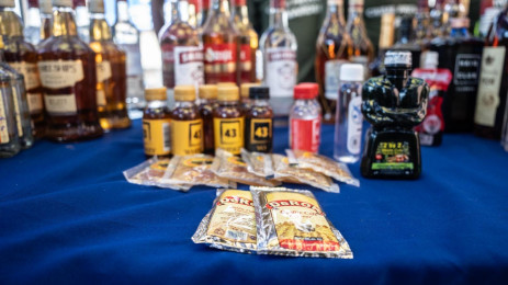 Des membres de la police sud-africaine, dans le cadre du mouvement connu sous le nom d'Opération Shanela, ont confisqué 14 millions de millilitres d'alcool vendu illégalement à Johannesburg et s'en sont débarrassés le 5 octobre 2023. Photo : Katlego Jiyane/Eyewitness News
