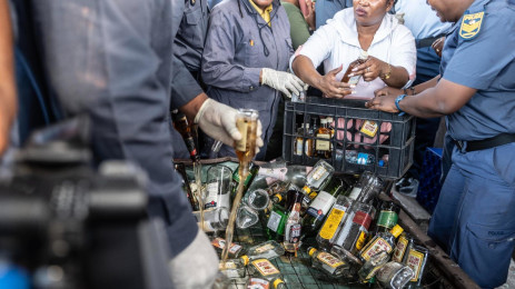 Des membres de la police sud-africaine, dans le cadre du mouvement connu sous le nom d'Opération Shanela, ont confisqué 14 millions de millilitres d'alcool vendu illégalement à Johannesburg et s'en sont débarrassés le 5 octobre 2023. Photo : Katlego Jiyane/Eyewitness News
