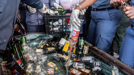 Des membres de la police sud-africaine, dans le cadre du mouvement connu sous le nom d'Opération Shanela, ont confisqué 14 millions de millilitres d'alcool vendu illégalement à Johannesburg et s'en sont débarrassés le 5 octobre 2023. Photo : Katlego Jiyane/Eyewitness News