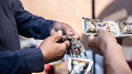 Des membres de la police sud-africaine, dans le cadre du mouvement connu sous le nom d'Opération Shanela, ont confisqué 14 millions de millilitres d'alcool vendu illégalement à Johannesburg et s'en sont débarrassés le 5 octobre 2023. Photo : Katlego Jiyane/Eyewitness News