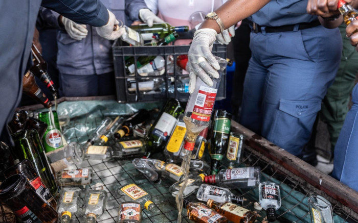 La police de Gauteng jette de l'alcool vendu illégalement, estimé à 1,4 million de rands