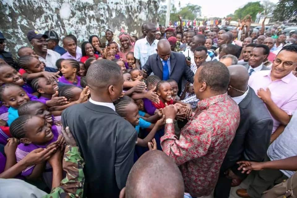 Des femmes excitées brisent des verres à l'hippodrome de Ngong alors qu'Uhuru visite leur table : « Quelle surprise »