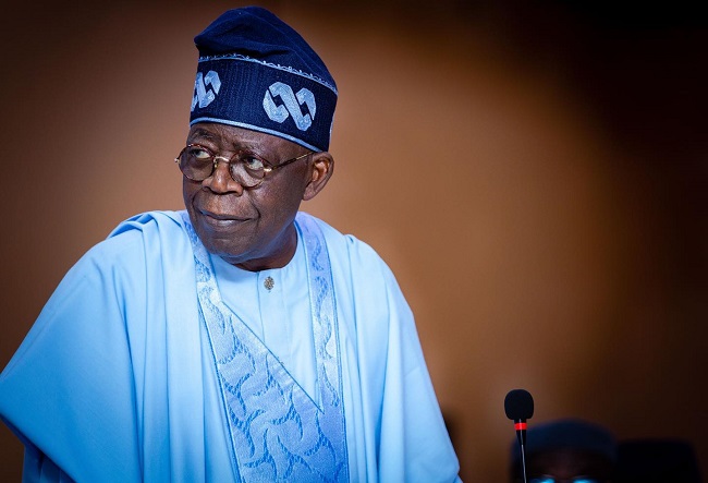 "Je crois que vous nous rendrez fiers", félicite le sénateur du PDP Tinubu