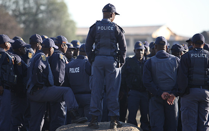 L'ironie de 128 policiers sud-africains arrêtés pour 80 infractions pénales