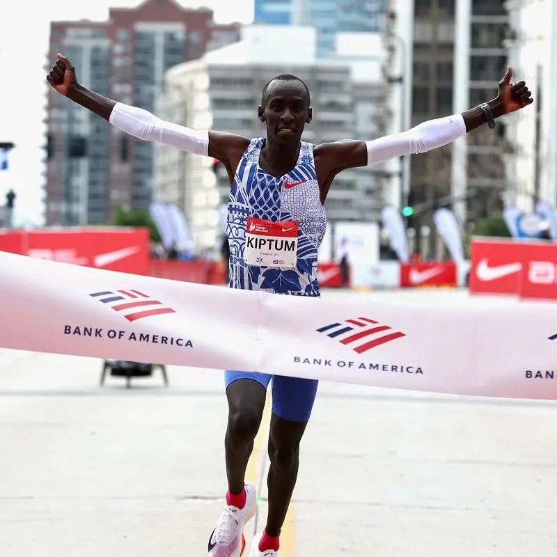 Nouveau record du monde établi au marathon de Chicago alors que Kelvin Kiptum brise le record de Kipchoge