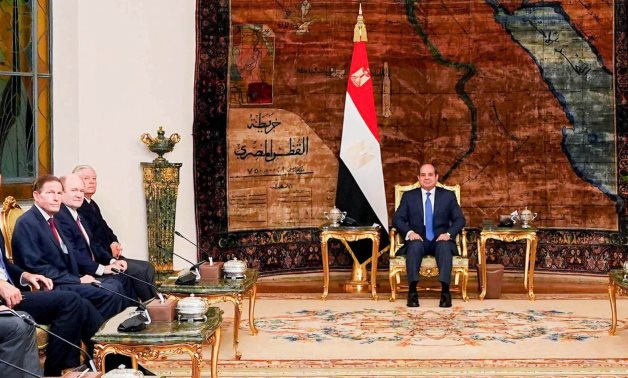 Sissi réitère aux membres du Sénat américain le rejet de l'Égypte du déplacement des Palestiniens