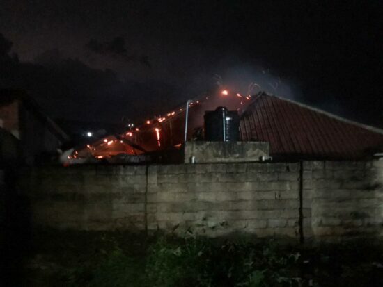 Un incendie détruit un bâtiment appartenant à l'un des religieux d'Ibadan, pris avec une tête humaine et des parties du corps
