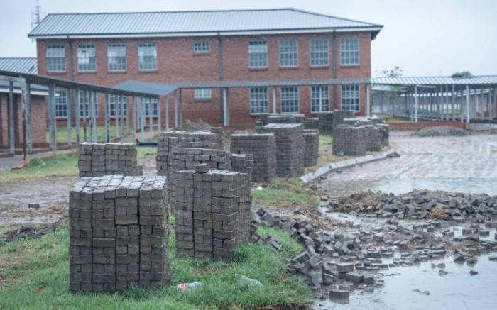 La législature de Gauteng blâme les entrepreneurs pour les retards dans l'ouverture de l'école de Tembisa, d'une valeur de 82 millions de rands.