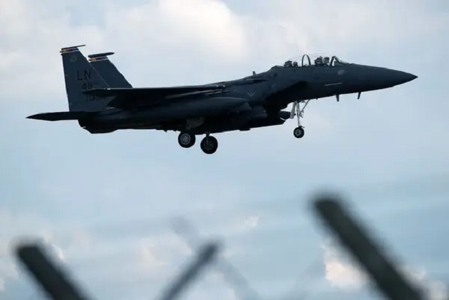 Les États-Unis mènent des frappes aériennes contre des installations liées à l’Iran en Syrie