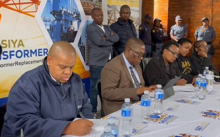 Lesufi promet d'éclairer les zones sans électricité de Soweto d'ici Noël